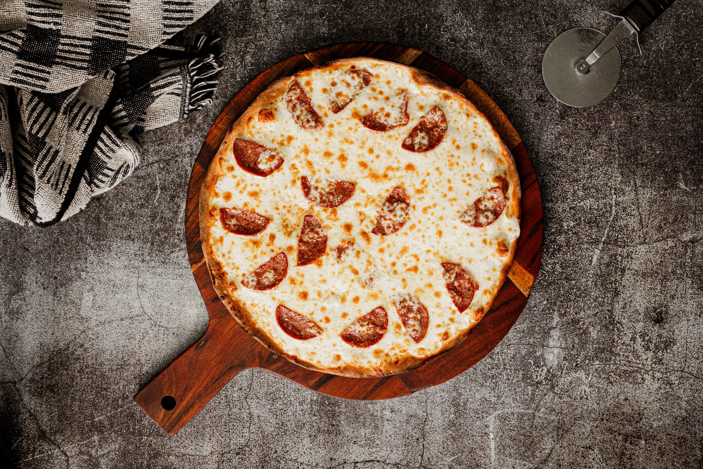 Sujuk Pizza: A Delicious Turkish Twist | Mr Zaatar: Pizza, Manoosh